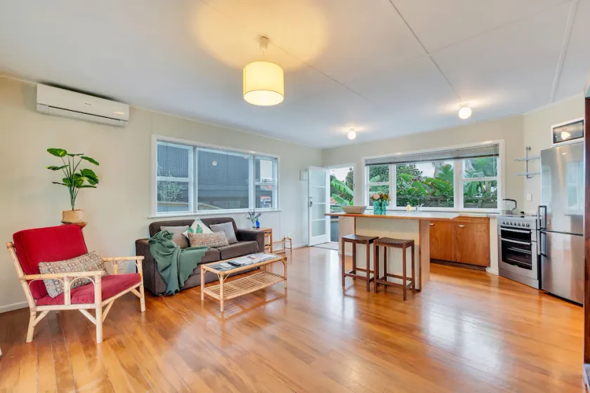 Sunny Grey Lynn Holiday Home - Image 1