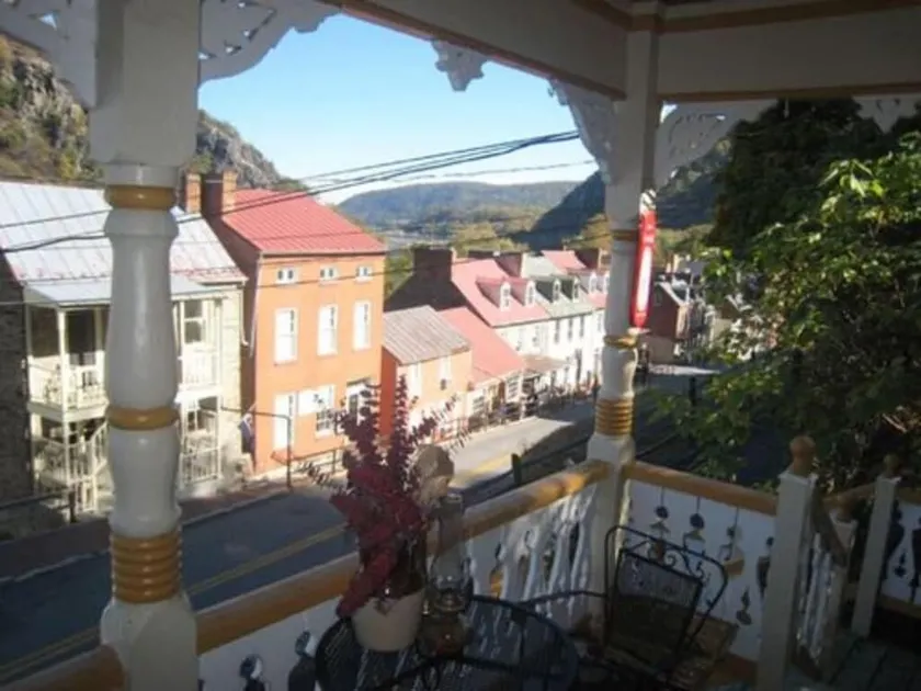 The Town's Inn - Image 1