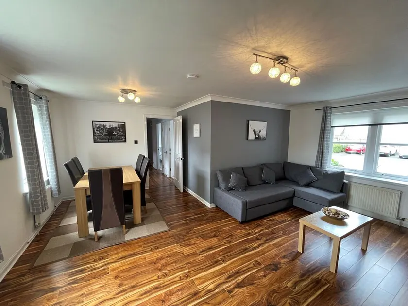 Beautiful 2-bed Apartment in Renfrew - Image 1