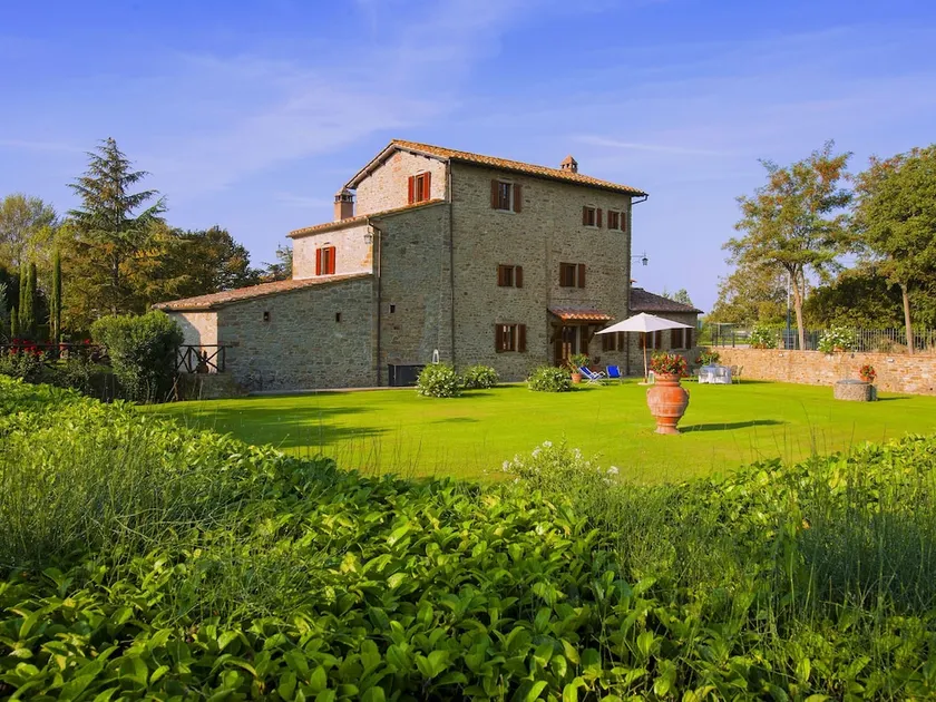 Agriturismo near Cortona with Spacious Garden & Swimming Pool - Image 1