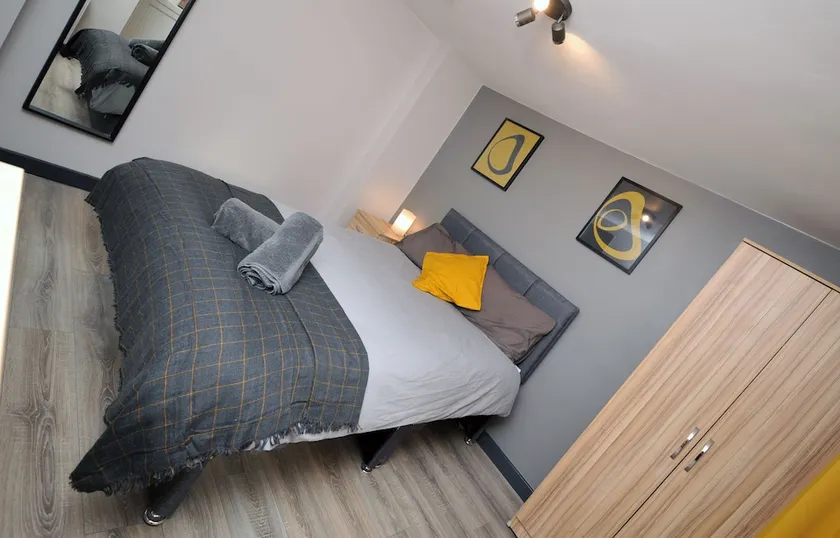 Stone's Throw City Centre - TV in every Bedroom! - Image 1