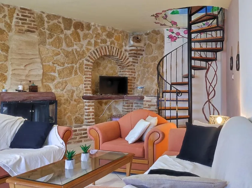 Traditional Hilltop Maisonette With sea View - Image 1