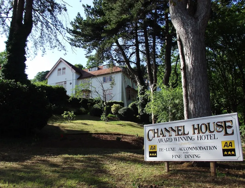 Channel House Hotel - Image 1