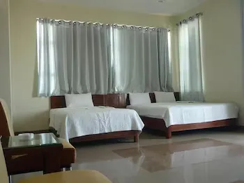 Waikiki Hotel - Image 1