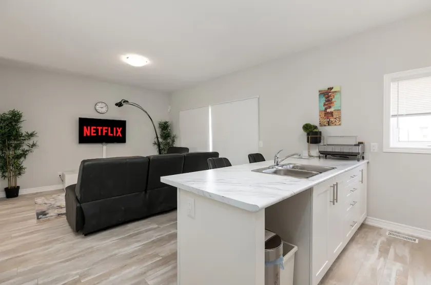 Luxury bungalow mins to Niagara Falls & Brock university - Image 1