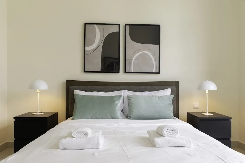 Bright and Modern Apt With Balcony Near Burj Khalifa - Image 1