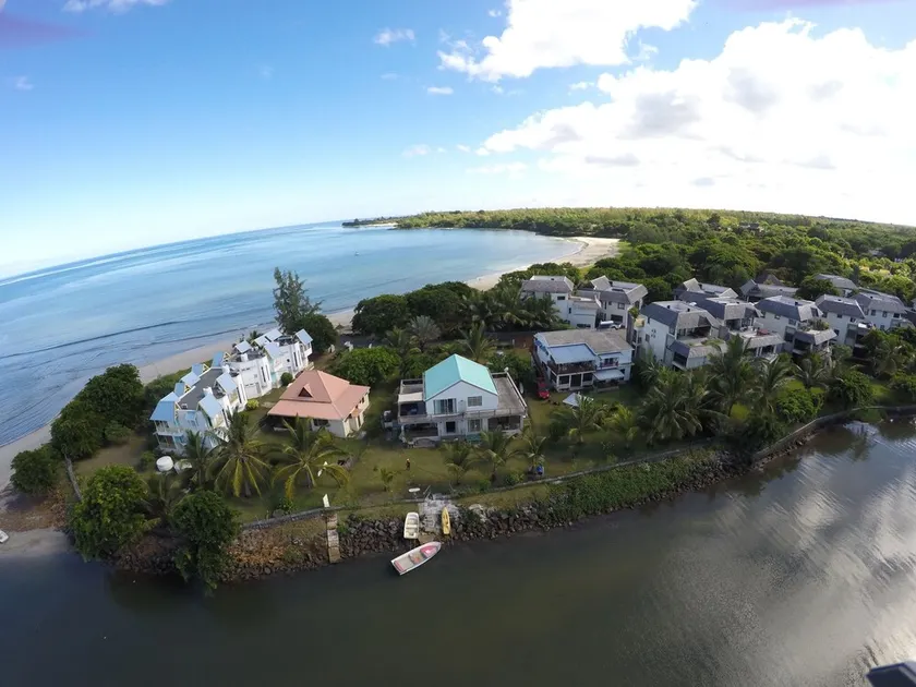 Lovely beach house in a very peaceful and upmarket area we even throw in a car. - Image 1