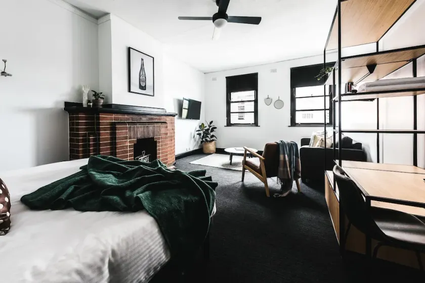 Sydney Park Hotel - Image 1
