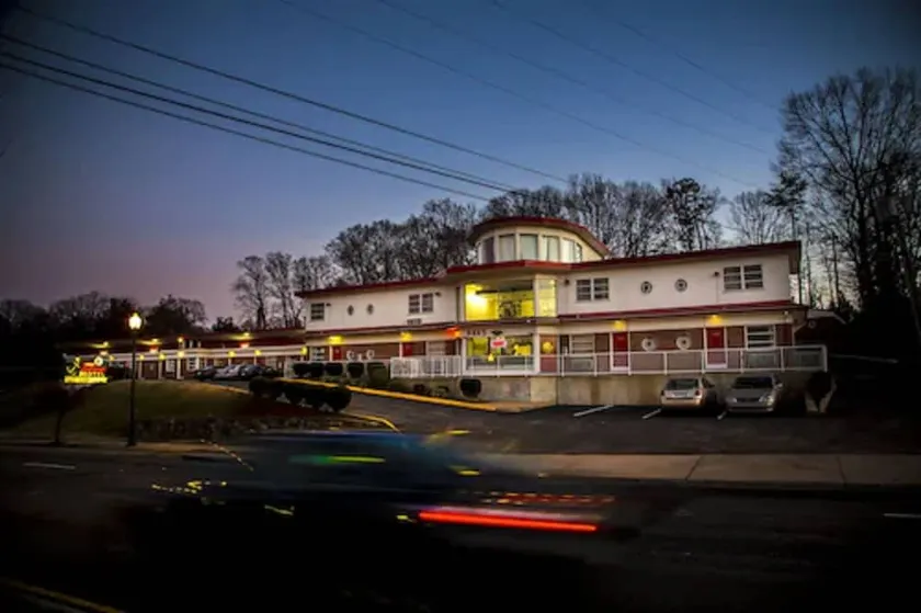 Lee High Inn - Image 1