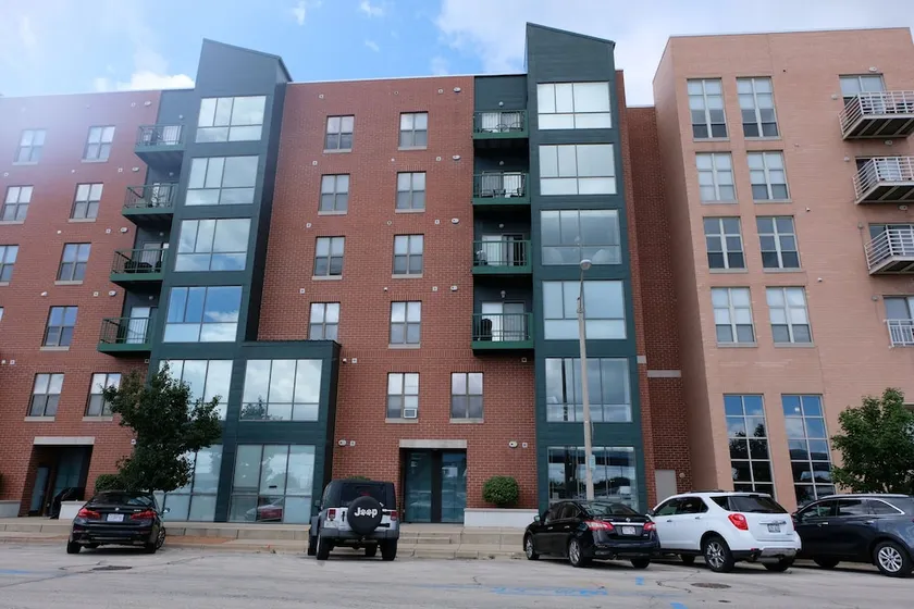 Spacious Townhome w Parking by Frontdesk - Image 1