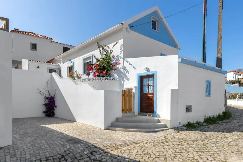 Carvoeira Surf & Family Villa - Image 1