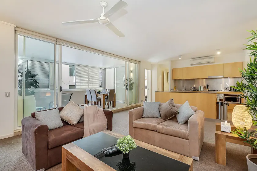 Sophisticated Apartment near Beach - Image 1