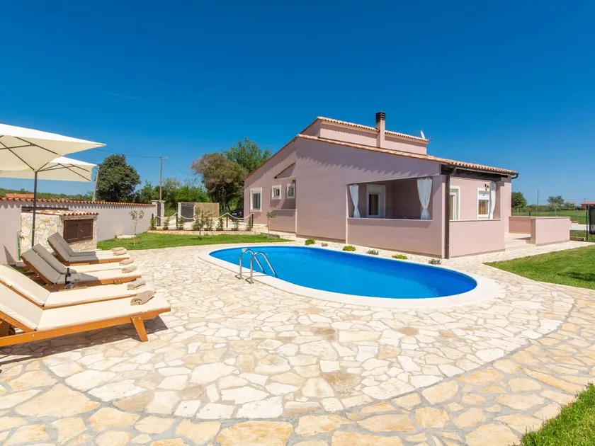 Villa With Large Garden and Pool, Ideal for 8 People, Only 10 Minutes Pula - Image 1