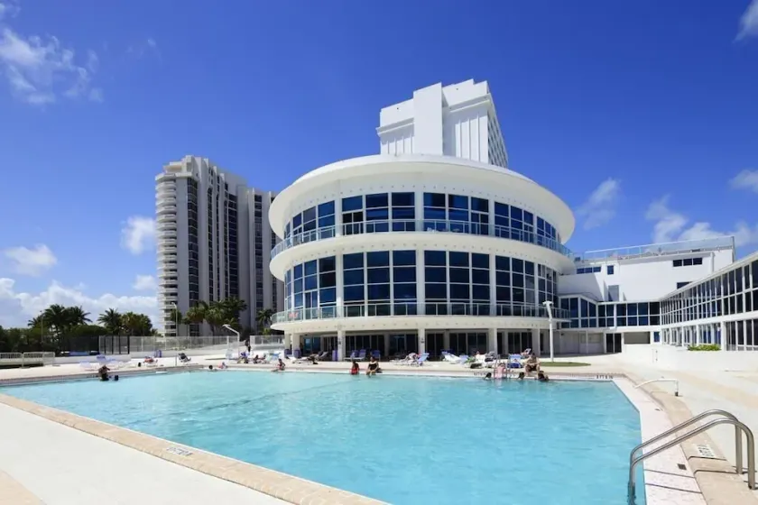 Castle Beach Club Apartments - Image 1