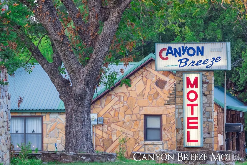 Canyon Breeze Motel - Image 1