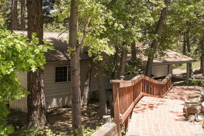 Apple Bear Cottage - Image 1