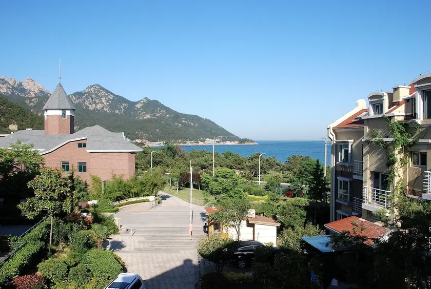 Qingdao Oceanside Hotel & Resort - Image 1