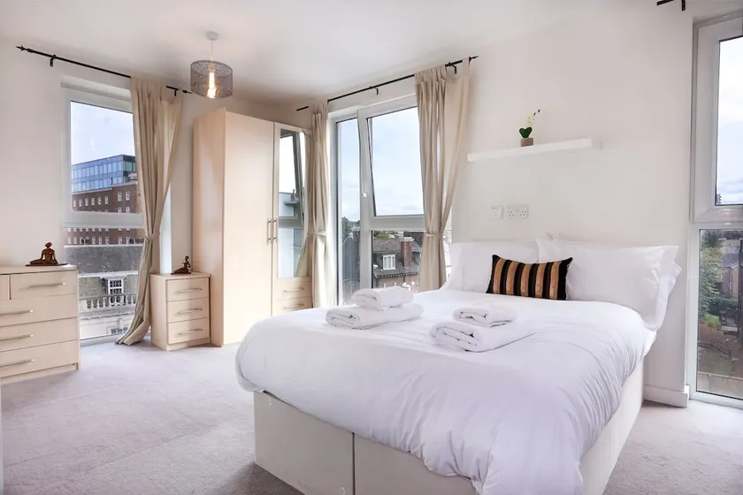 Greenwich Two Bed Flat, with Pool &Parking - Image 1