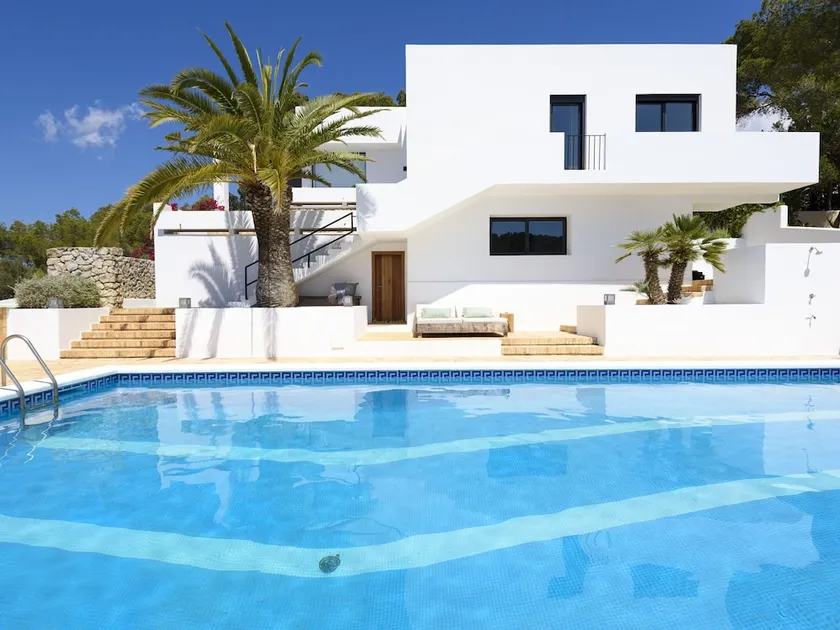 Posh Holiday Home With Pool, Library & Scenic Views in Jesus - Image 1