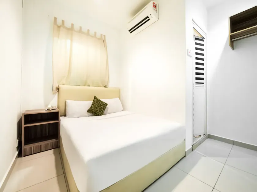 Delegant Hotel by OYO Rooms - Image 1