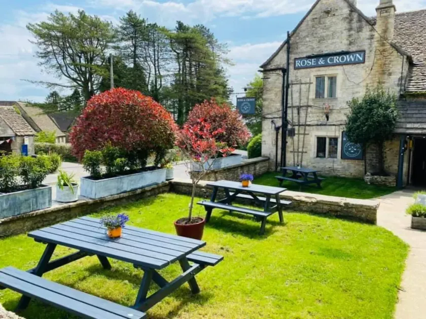 The Rose & Crown Farmhouse & Pub - Image 1