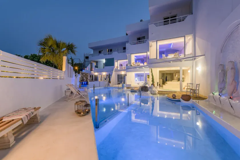 Kouros Home Hotel - Image 1