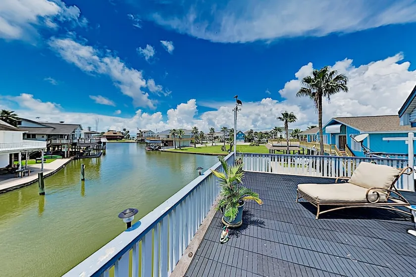 Bayfront Tiki Island W /boat Slip & Deck! 3 Bedroom Home - Image 1