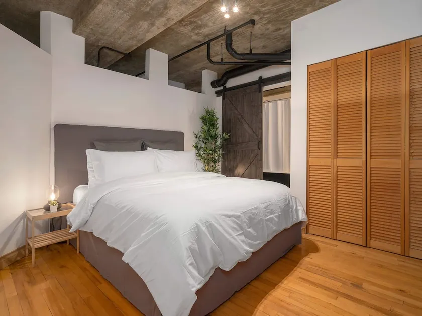 Sterling Suites - Gastown - Image 1