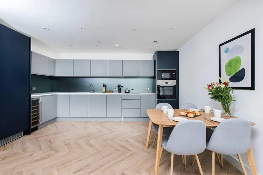 Stunning 2BR Manchester Apartment - Image 1