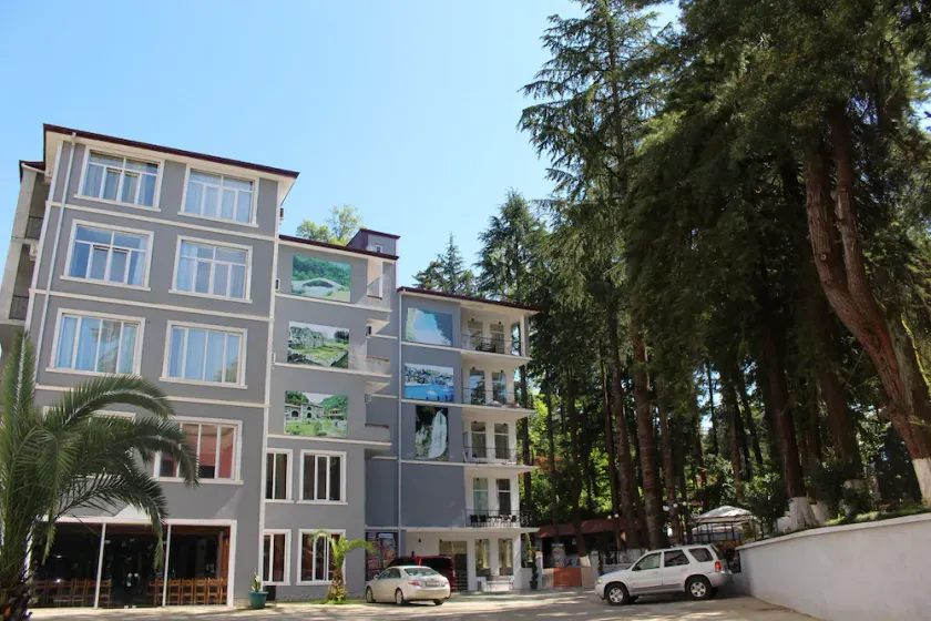 Hulus Hotel - Image 1