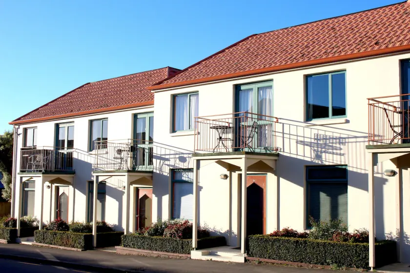 Les Troupes Apartments - Image 1