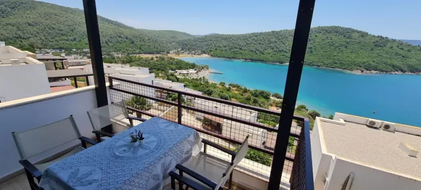 Amazing Flat w Shared Pool Near Beach in Milas - Image 1