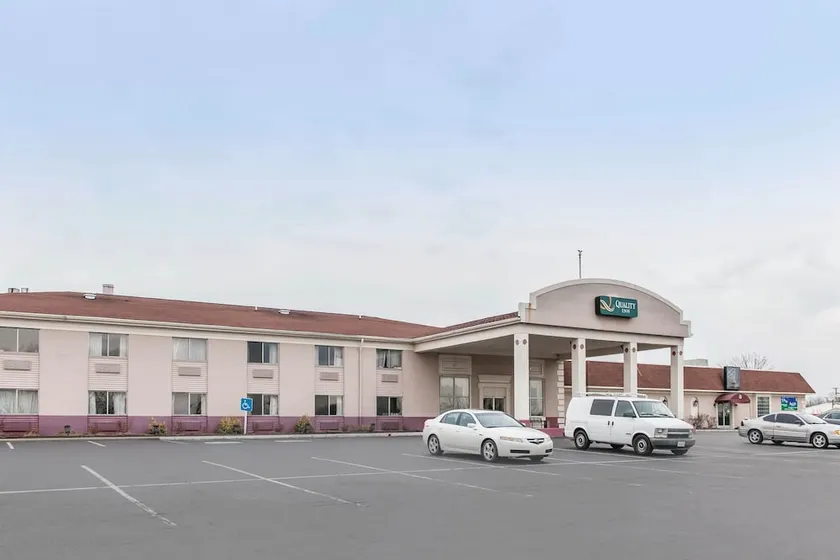 I65 Studio Suites (ex Quality Inn Scottsburg) - Image 1
