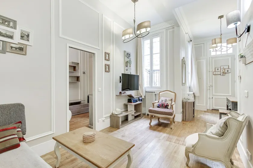 Pick A Flat's Champs Elysées Quentin Beauchard - Image 1