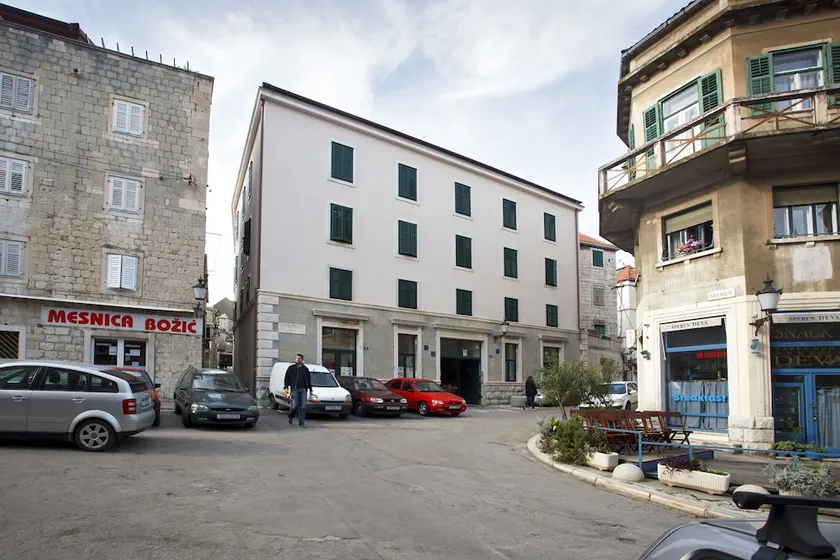 Luxury Apartments Leone - Image 1