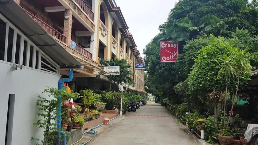 Coconut House Chaweng Hostel - Image 1