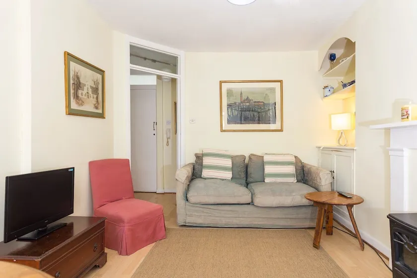 1 Bed Chelsea Flat With Parking - Image 1