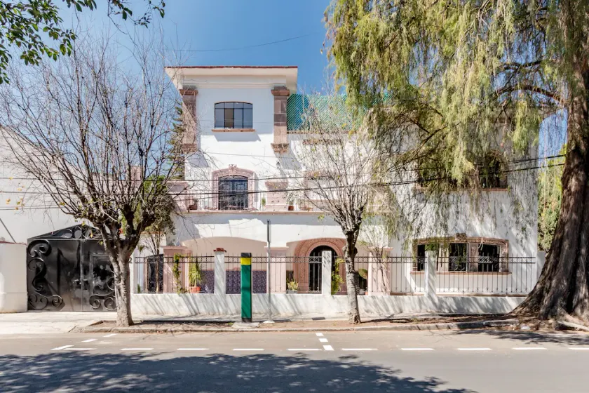 Anzures Black House - Image 1