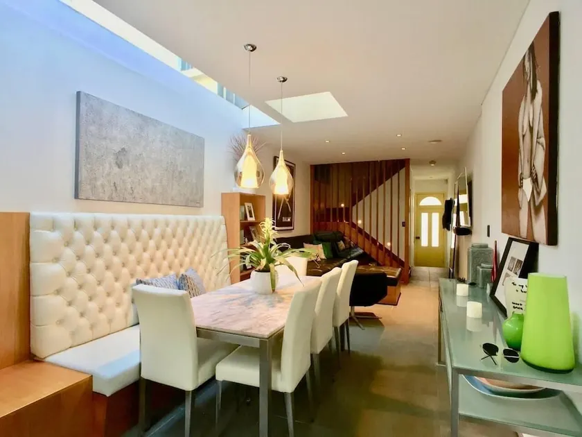 3 Storey Home Close Walk To Fox Studios SCG & City - Image 1