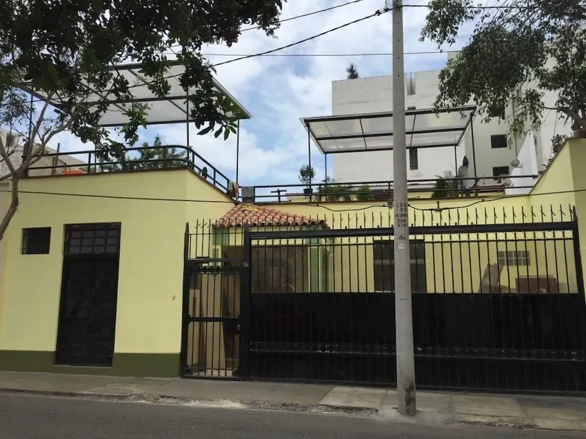 Hostal Alpes Lima - Image 1