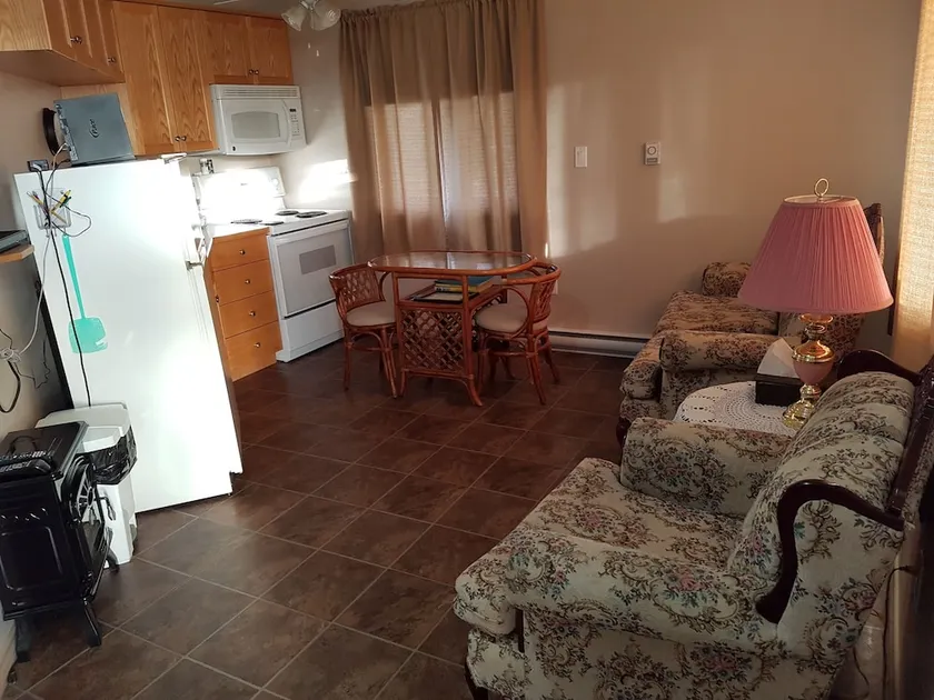 Sunshine Motel - Image 1