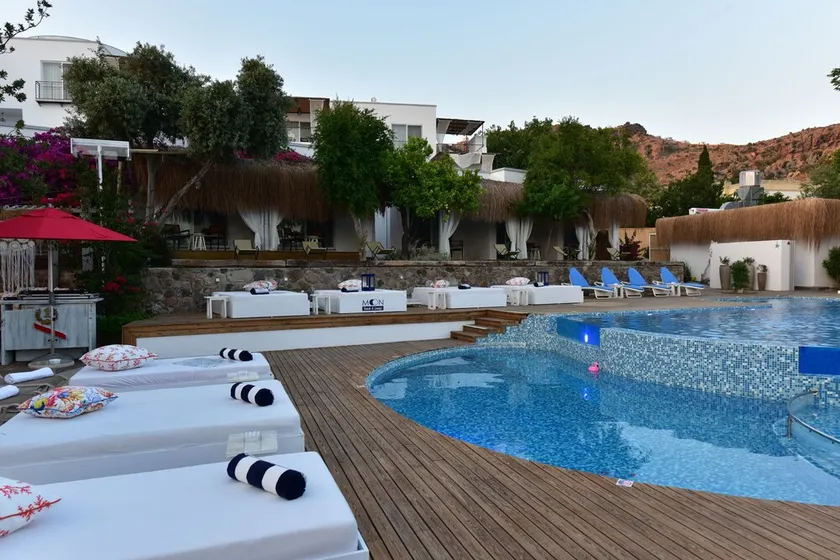 Moon Beach & Hotel - Image 1