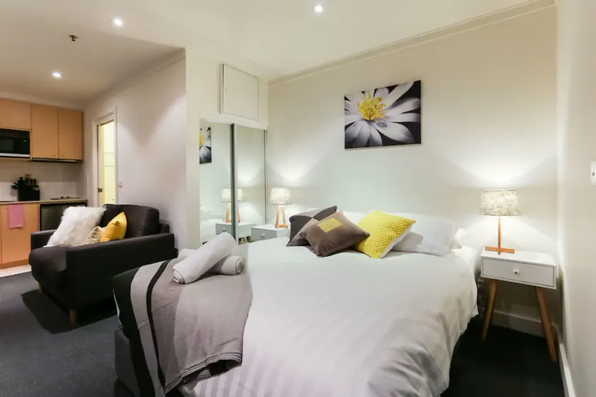 WILLOW, Carlton Studio Apartment - Image 1