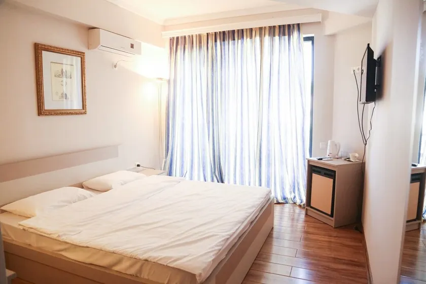 Central Hotel - Image 1