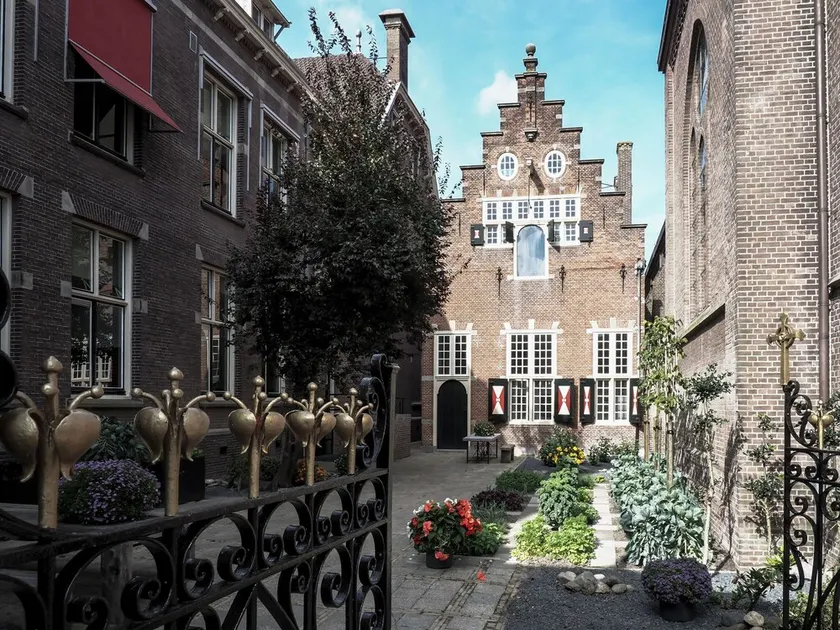 Group accommodation in beautiful historical building in Enkhuizen town centre - Image 1