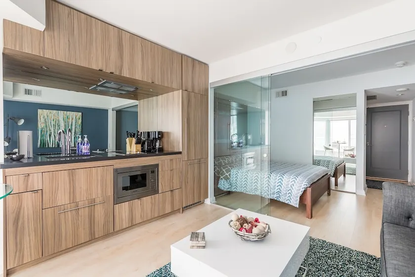 Newly Decorated Yorkville Condo - Image 1