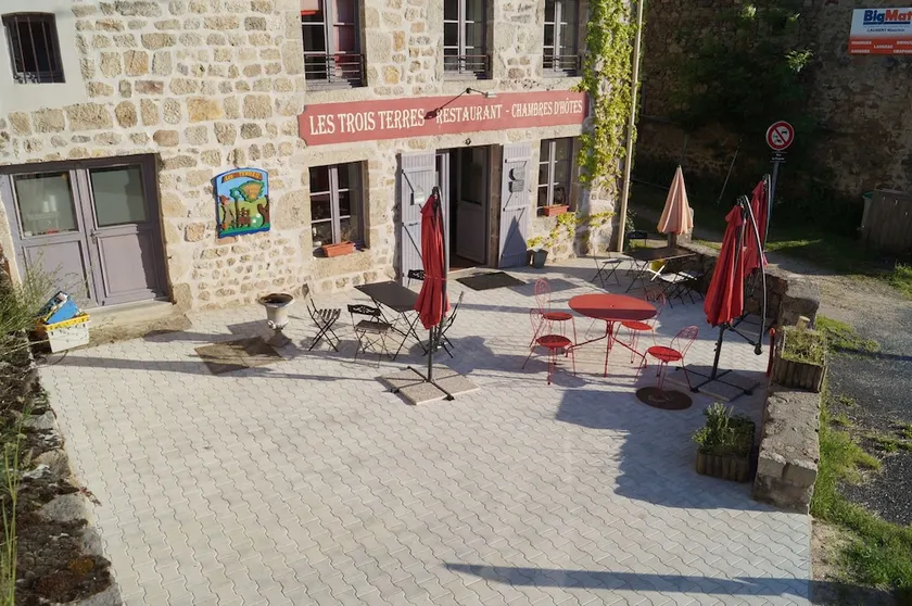 Les Trois Terres - Image 1