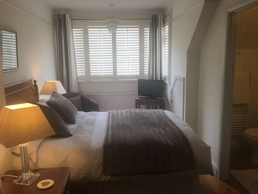 Cranleigh House Bed & Breakfast - Image 1
