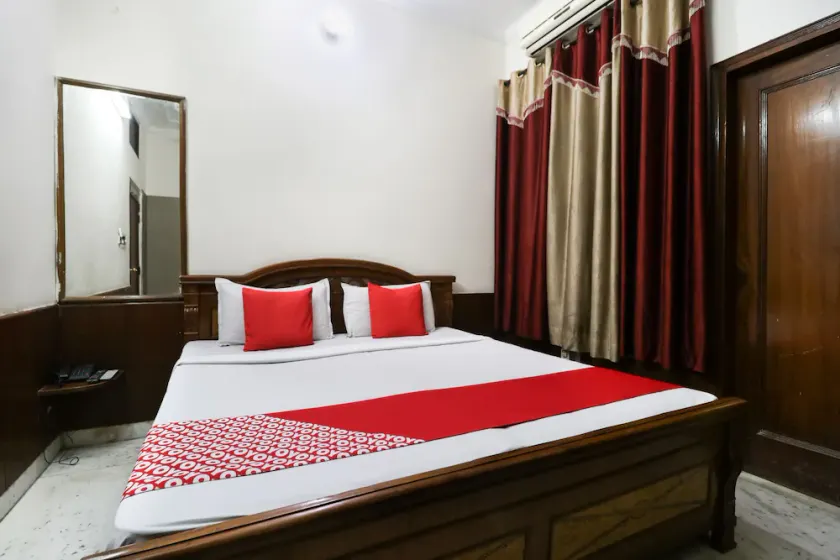 Hotel Pal Regency by OYO Rooms - Image 1