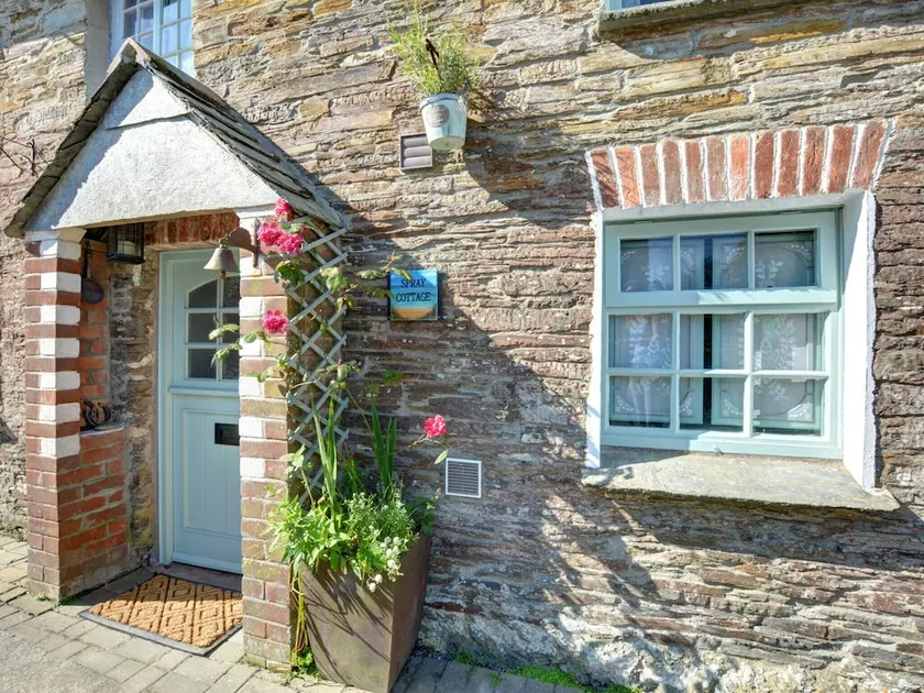 Authentic Holiday Home in Penrose Near Beach - Image 1